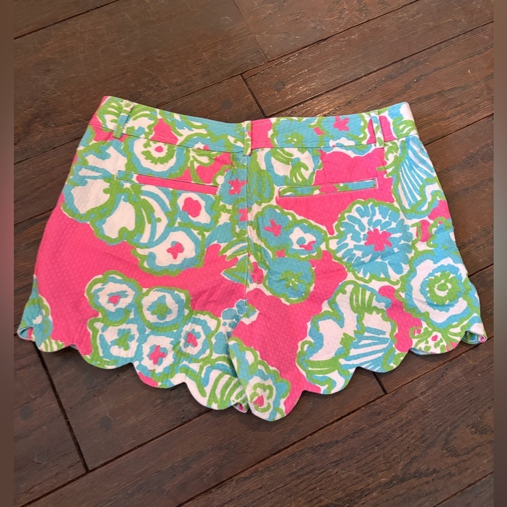 Lilly Pulitzer Pink and Blue Floral Buttercup Shorts Scallop Preppy Resortwear - Picture 3 of 4